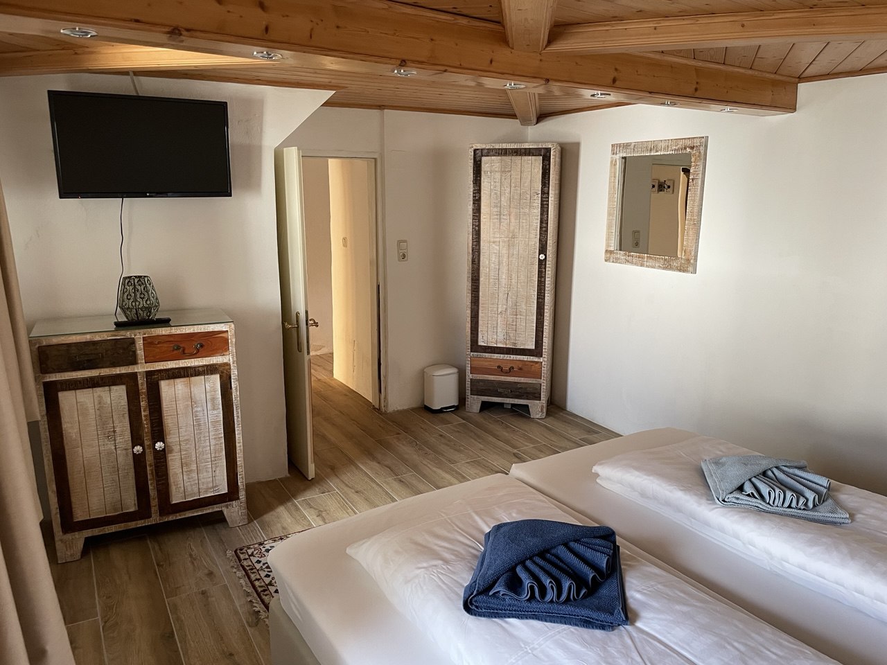 Doppelzimmer mit Holzdecke im Casa Domingo
